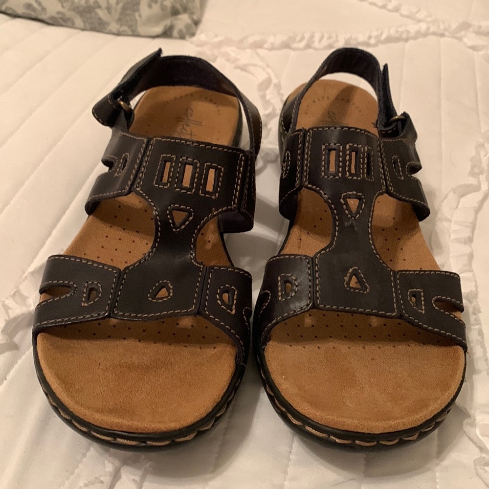 Size 9 Velcro Clarks in great condition